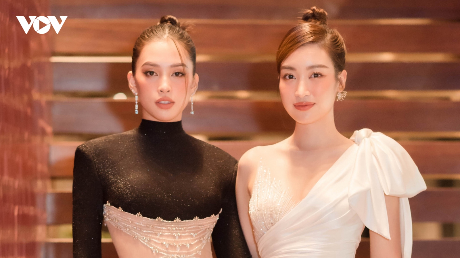 Hoa hậu Tiểu Vy "kín cổng cao tường", Đỗ Mỹ Linh khoe vai trần gợi cảm trên thảm đỏ