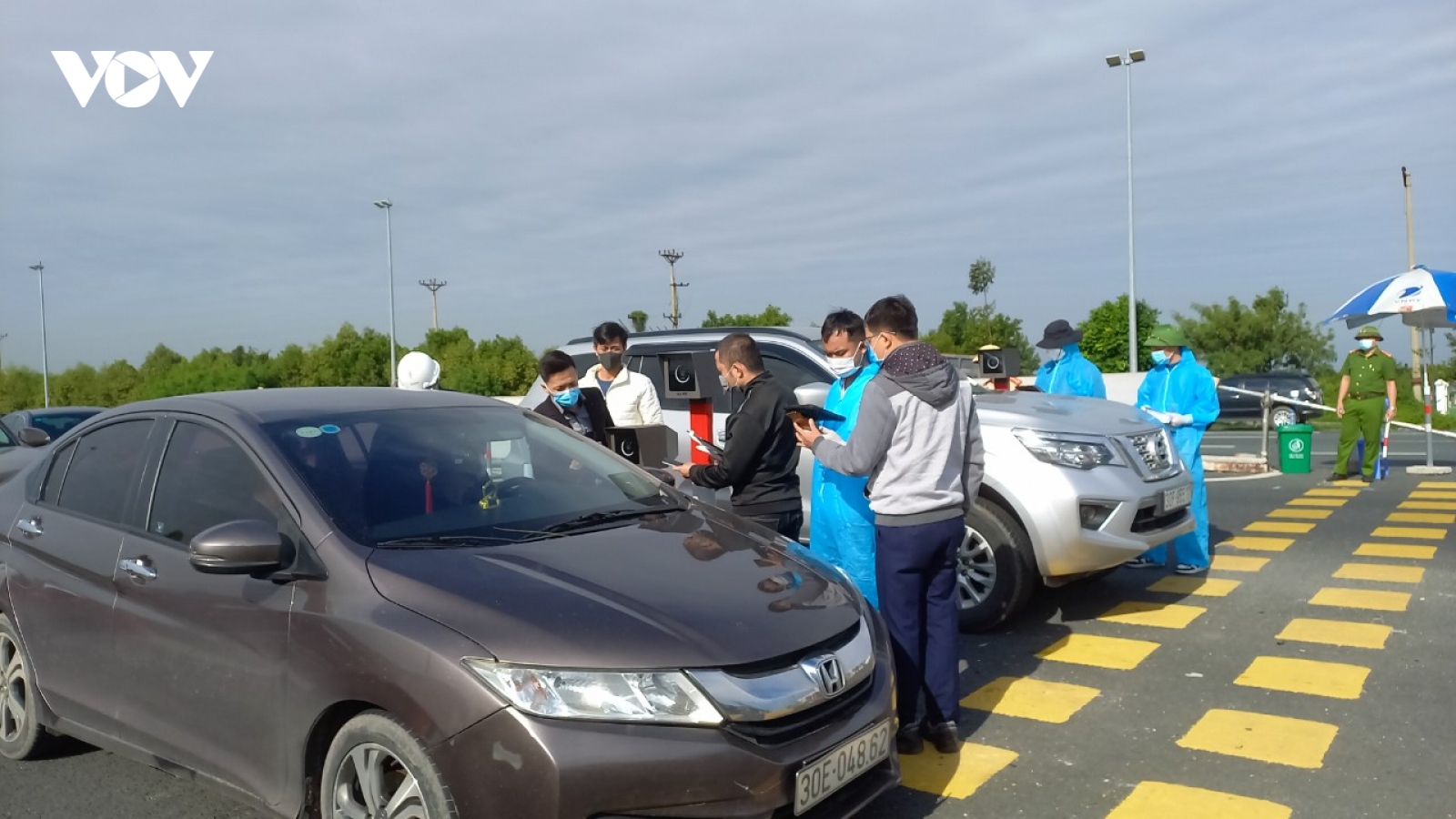 Quét mã QR tự động giúp các phương tiện lưu thông nhanh chóng tại Quảng Ninh