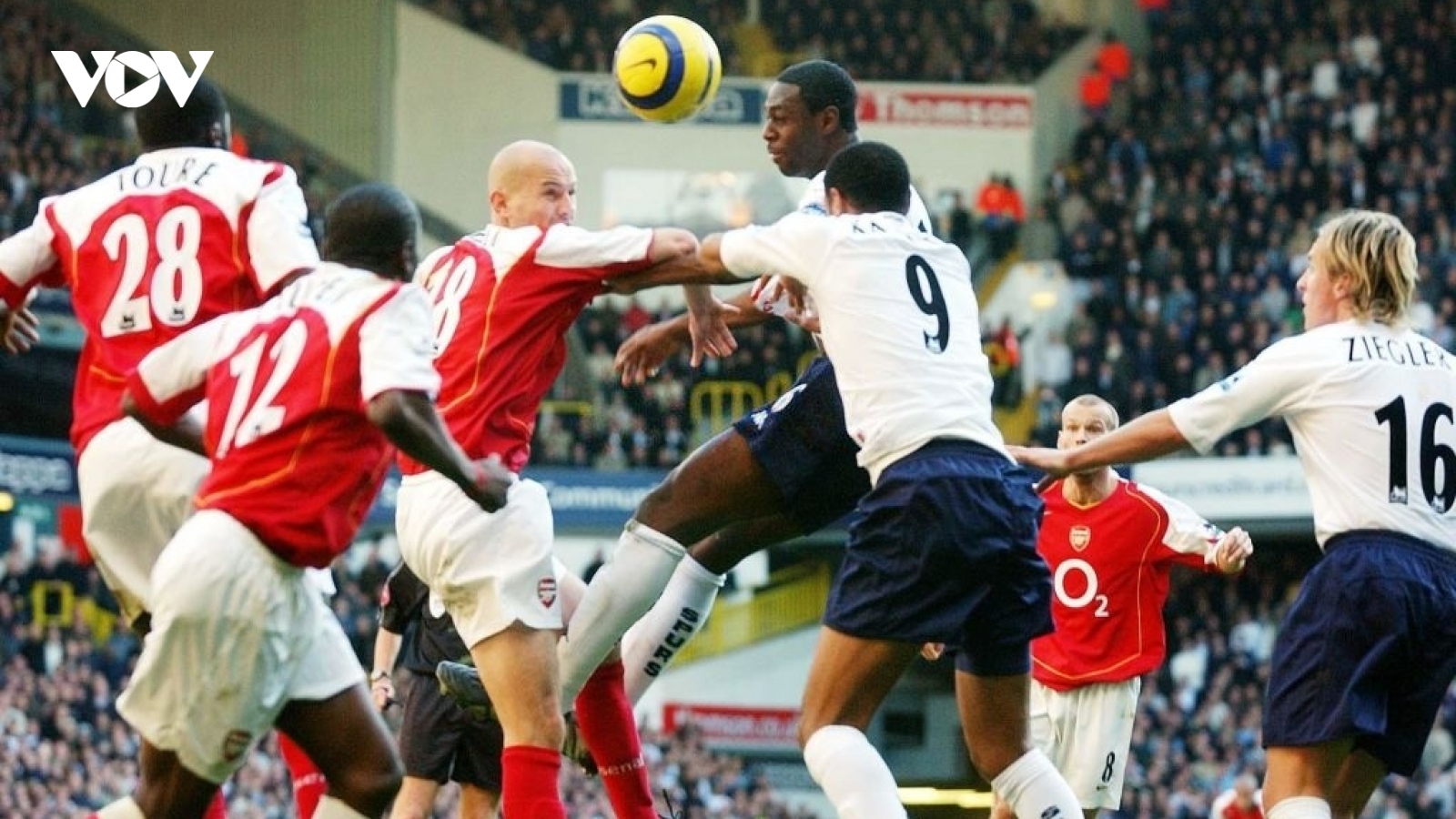 Ngày này năm xưa: Arsenal tạo nên trận derby London "kinh điển"