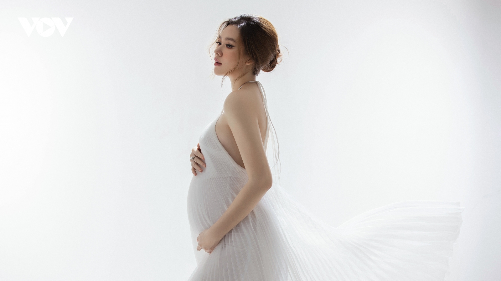 Á hậu Tường San lần đầu khoe ảnh bụng bầu sau gần 1 năm lên xe hoa