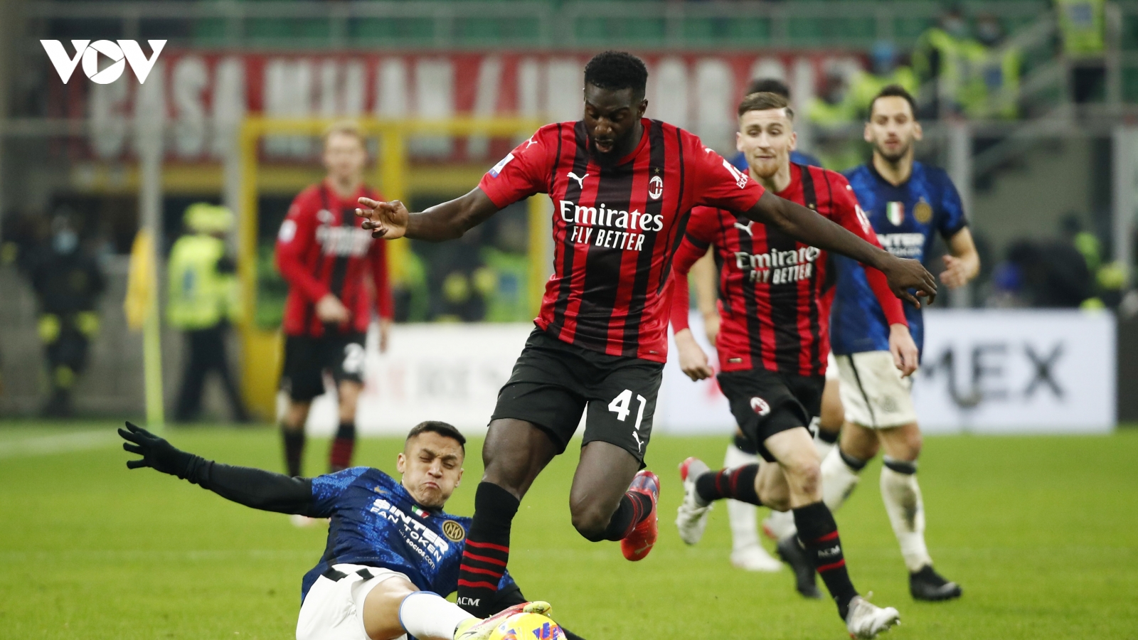 AC Milan hòa Inter Milan, cuộc đua vô địch Serie A tiếp tục hấp dẫn
