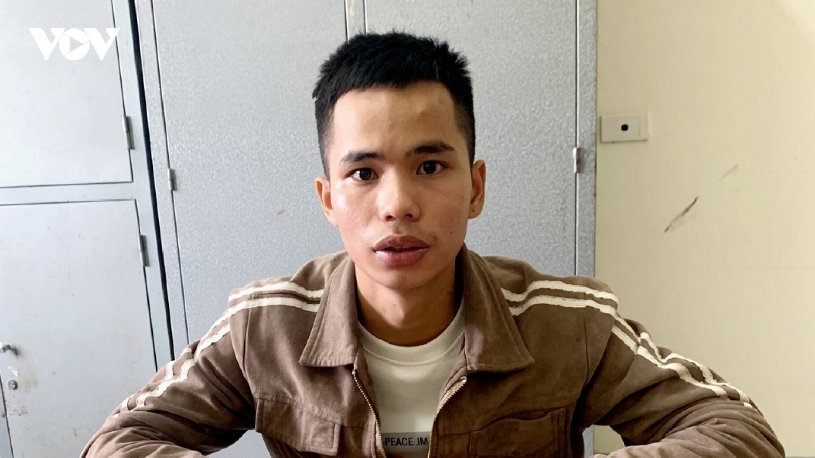 Nam thanh niên vào tiệm vàng đeo thử sợi dây chuyền rồi phóng xe bỏ chạy