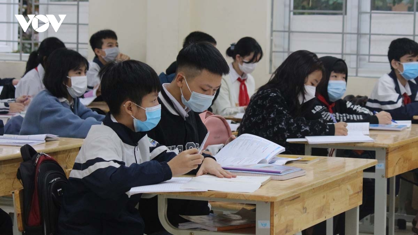 Hanoi schools reopen to ninth graders across 17 suburban districts