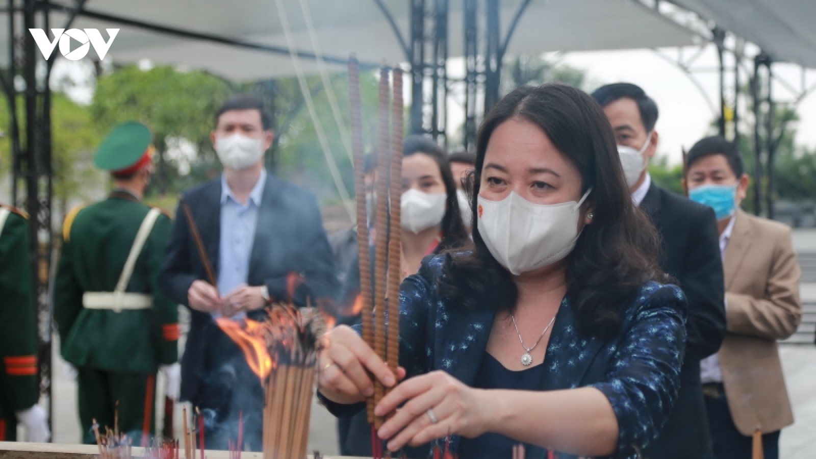 Phó Chủ tịch nước Võ Thị Ánh Xuân dâng hương tại các Nghĩa trang Liệt sỹ ở Quảng Trị 