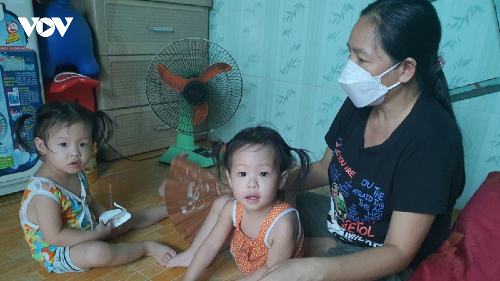 Nhiều công nhân ở Bình Dương chưa đi làm vì phải trông con