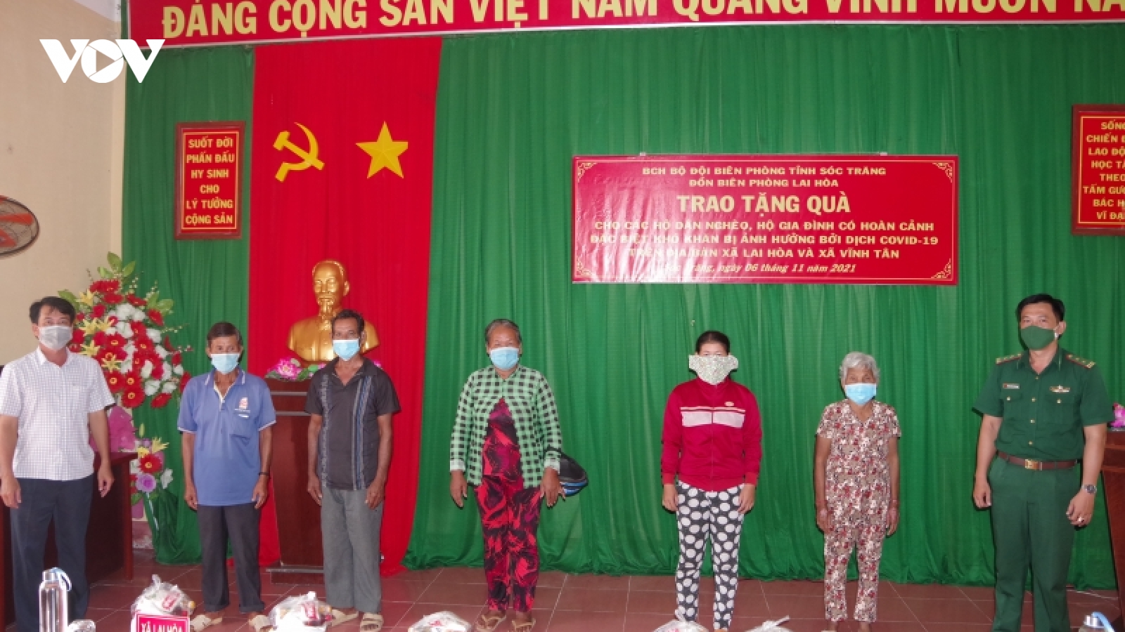 Bộ đội Biên phòng Sóc Trăng tặng quà cho đồng bào Khmer nghèo