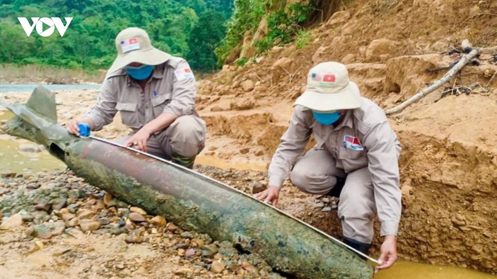 Phát hiện 2 quả bom còn kíp nổ sau trận mưa lớn ở Quảng Trị