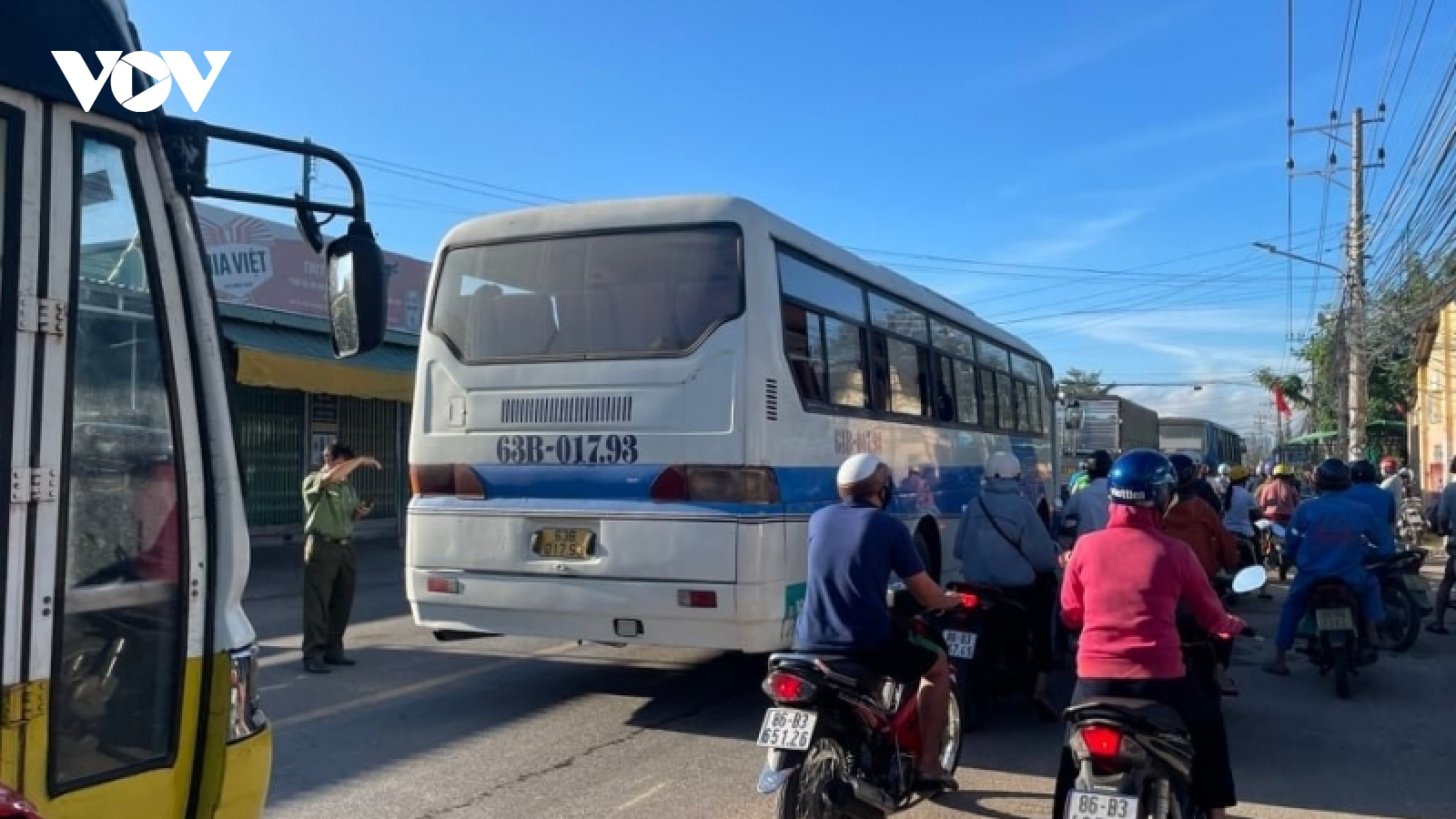 Ngày đầu lập lại chốt kiểm soát dịch ở Bình Thuận, giao thông nơi thoáng, nơi ùn ứ