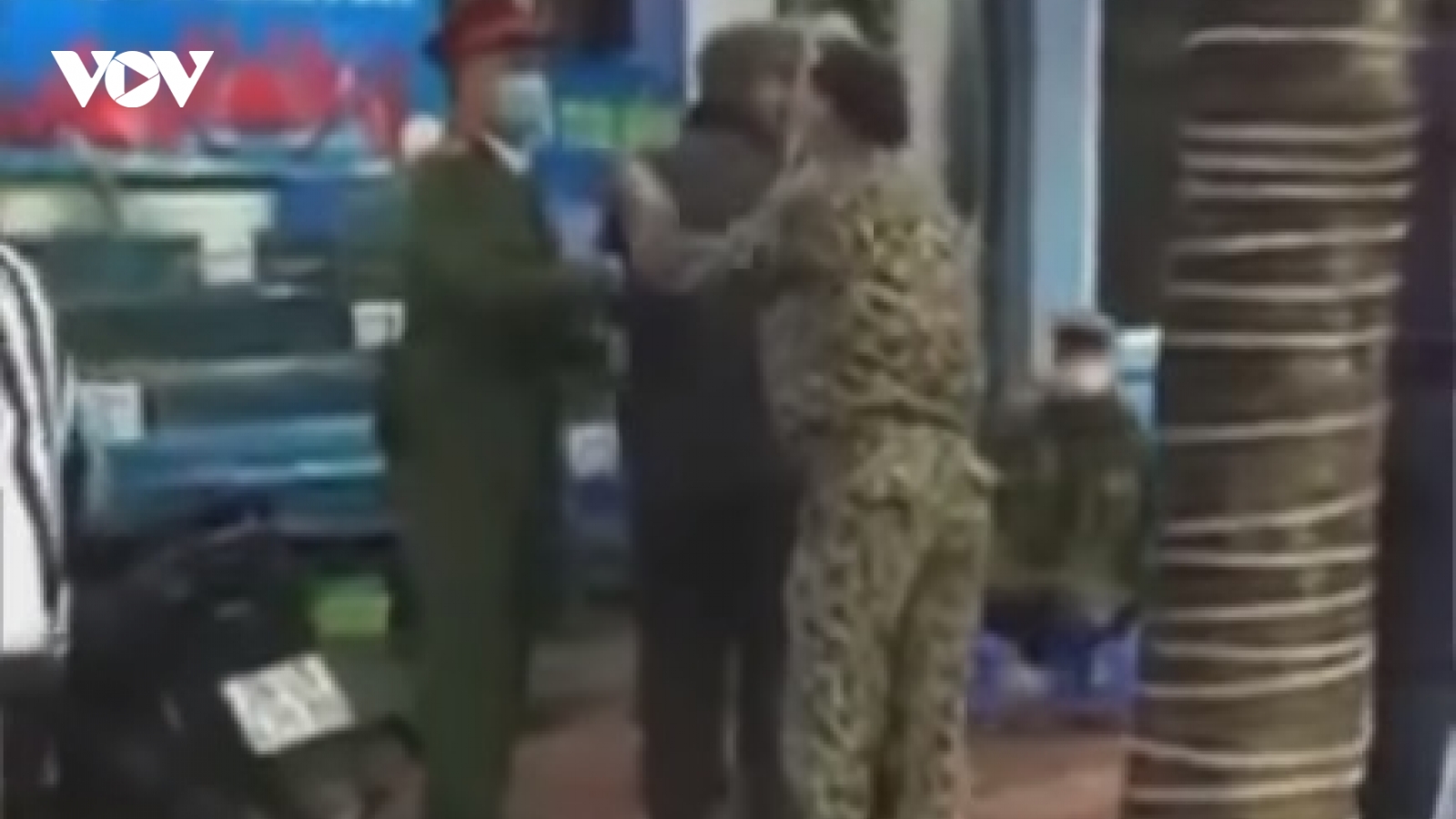 Bảo vệ quán ăn chém gục một người đàn ông vì mâu thuẫn nhỏ