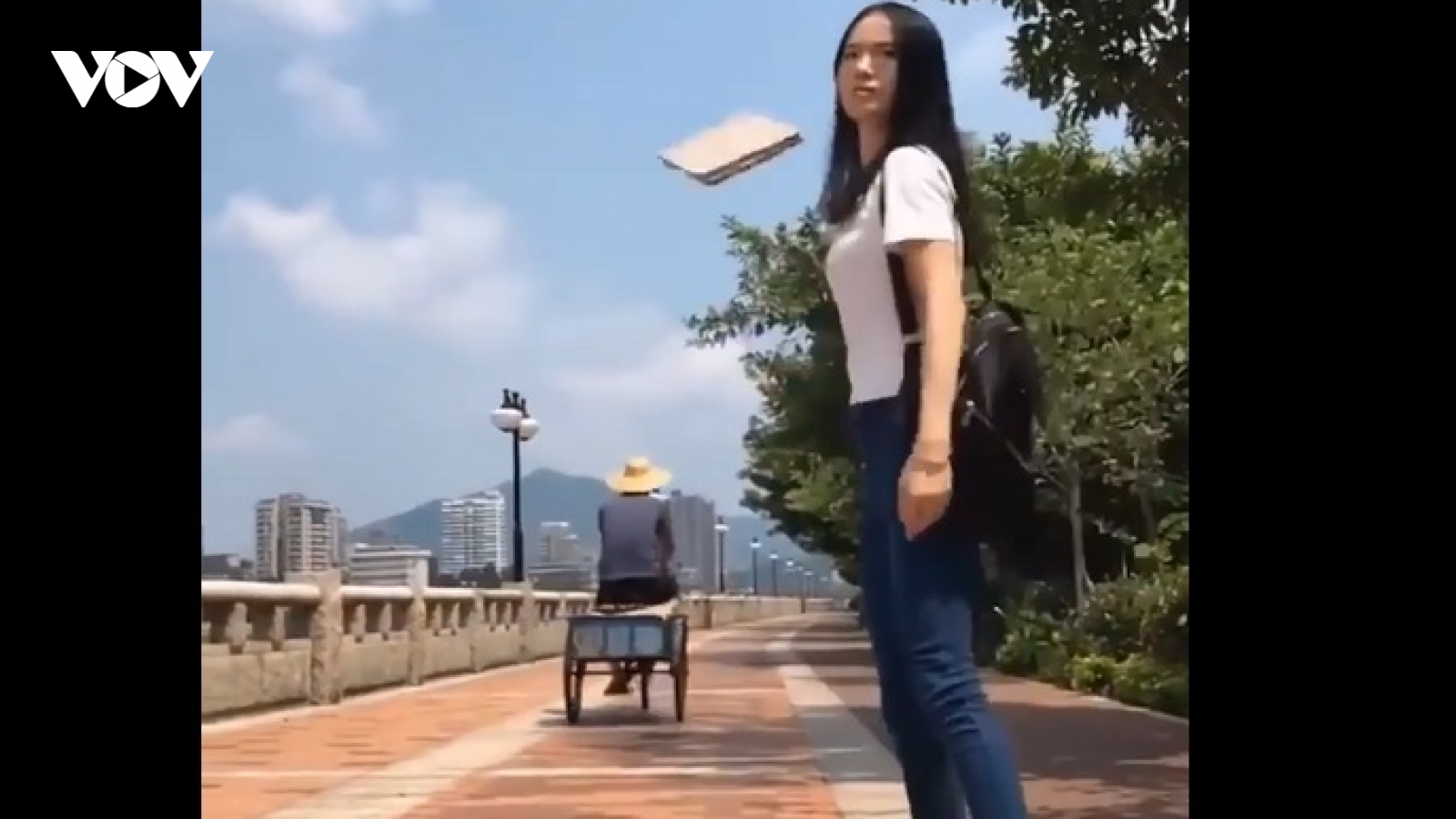 Video: Cô gái siêu phàm xinh đẹp trổ tài quăng đồ chính xác như thần