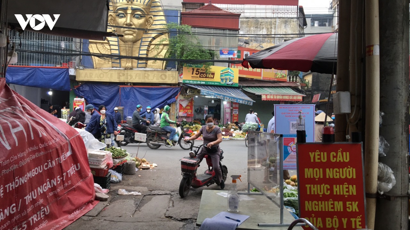 Dịch ở Hà Nội phức tạp, người dân lại chủ quan “phớt lờ” quét mã QR