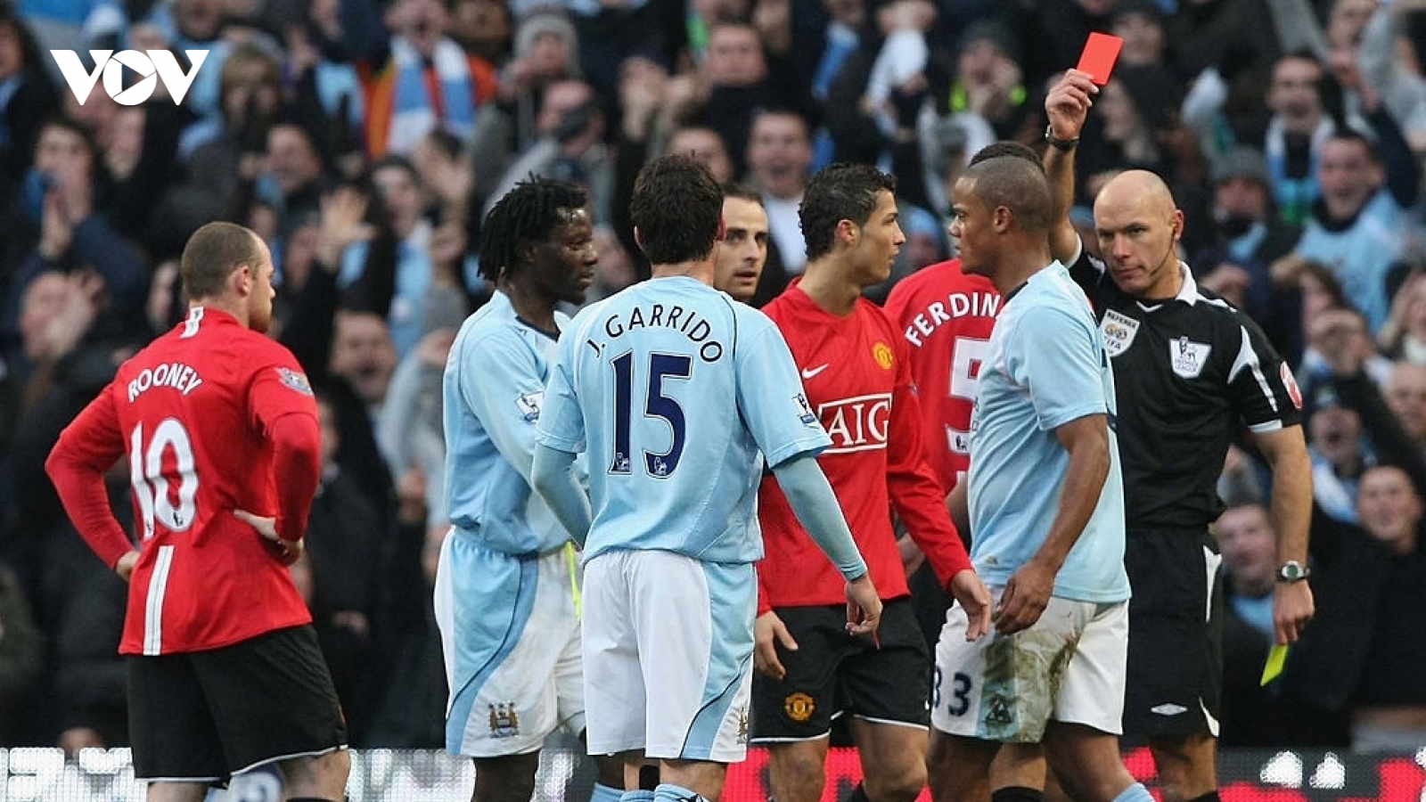 Ngày này năm xưa: Ronaldo nhận thẻ đỏ ở derby Manchester