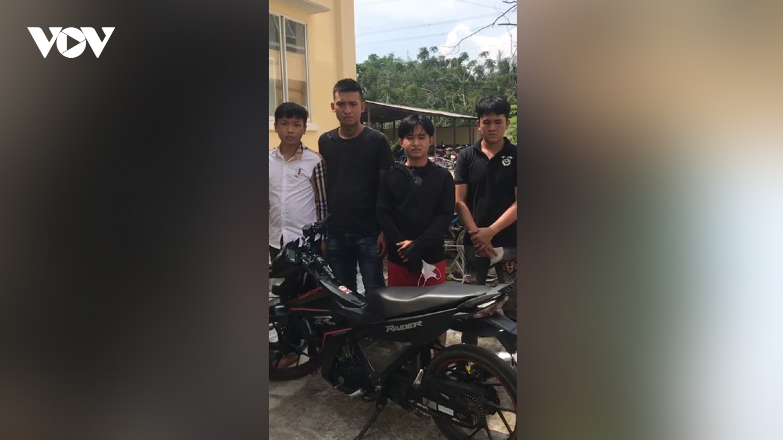 Chặn đầu xe, chém người đi đường để cướp tài sản