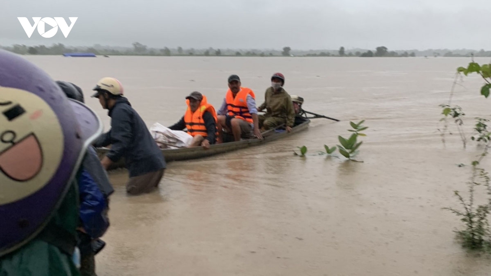 Gia Lai: Giải cứu 15 người dân trồng dưa hấu bị nước sông Ba bao vây