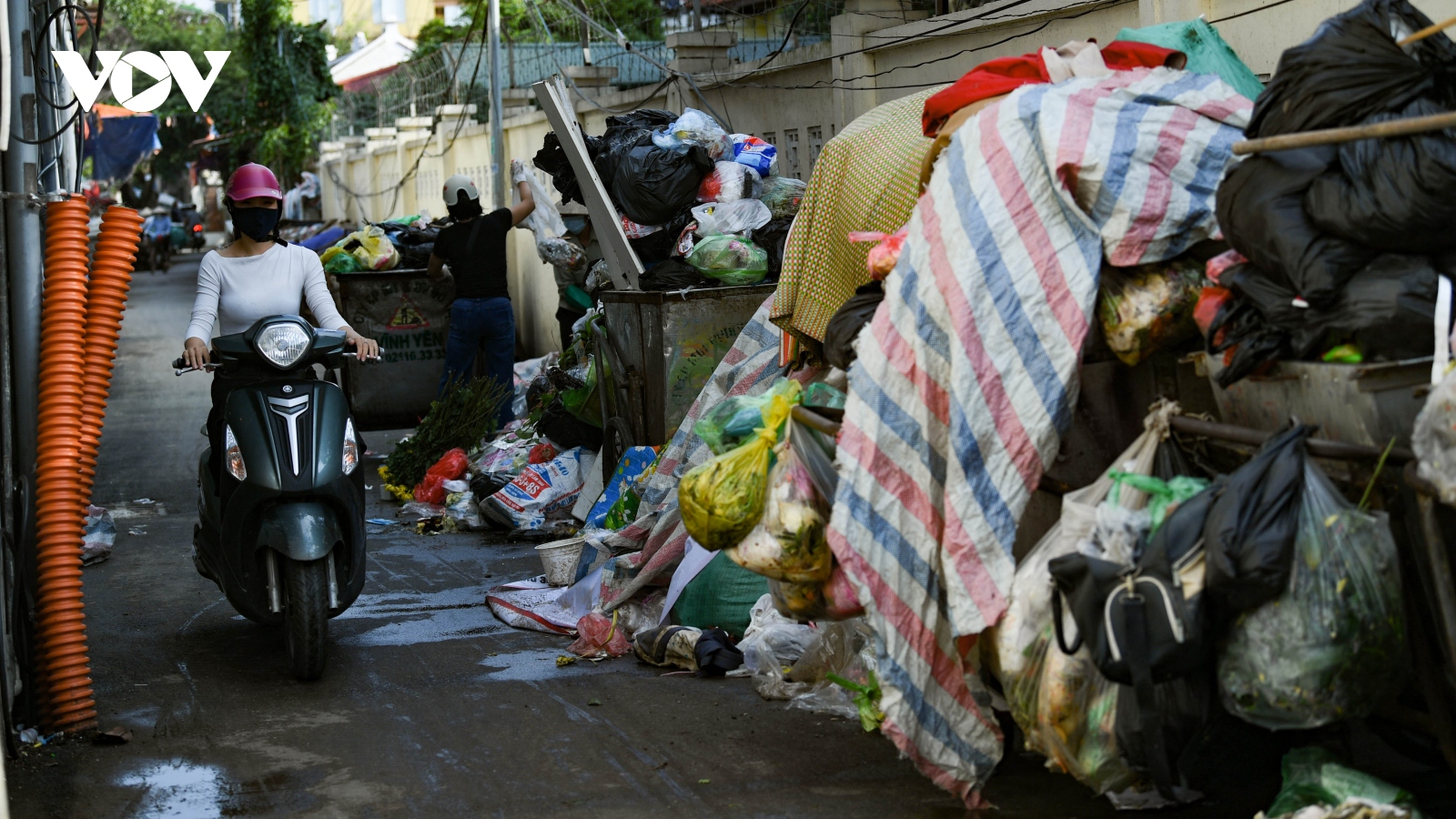 Bãi rác Nam Sơn dừng tiếp nhận, rác thải lại ùn ứ tại nội thành Hà Nội