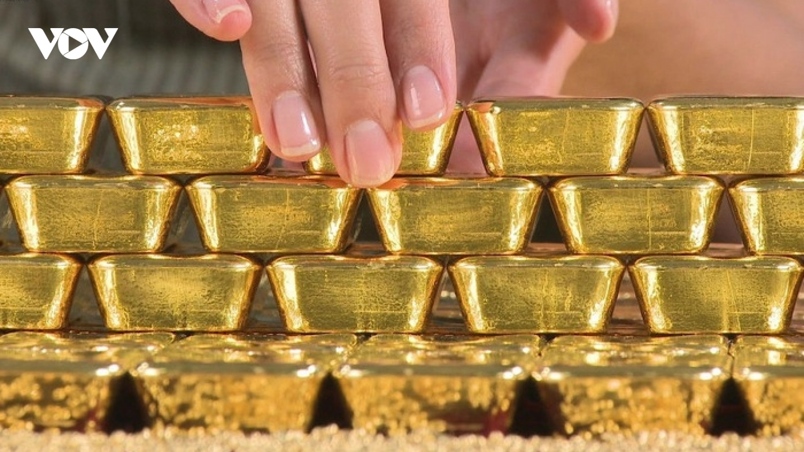Giá vàng thế giới tăng cao, thu hẹp khoảng cách với giá vàng trong nước