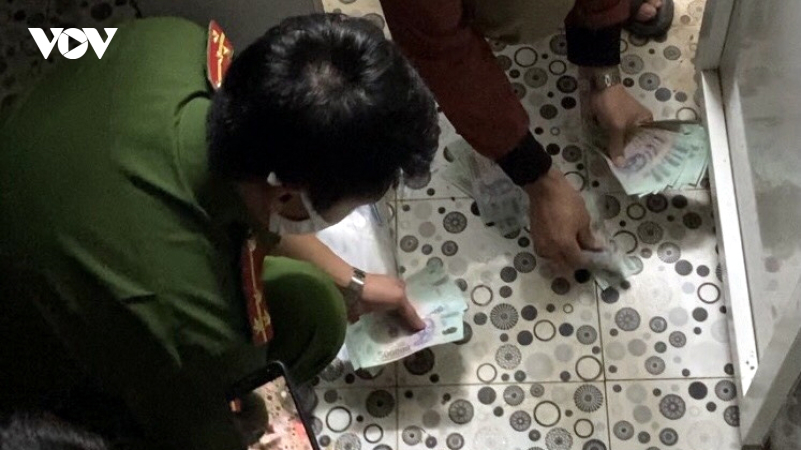 Đắk Nông: Bắt 2 cán bộ quản lý thị trường chiếm đoạt 160 triệu đồng