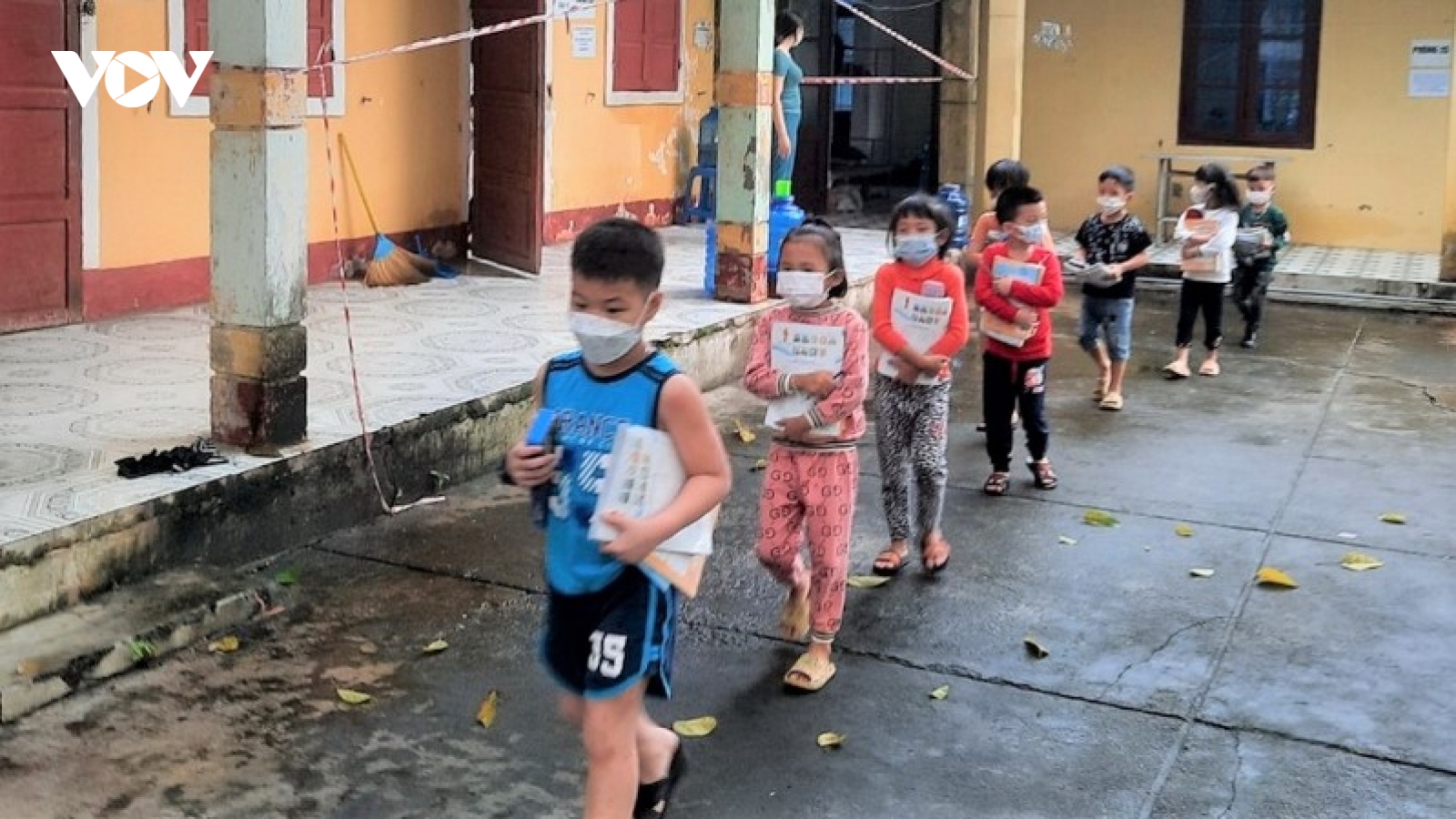 Mở lớp dạy học trực tiếp cho học sinh trong khu cách ly tập trung