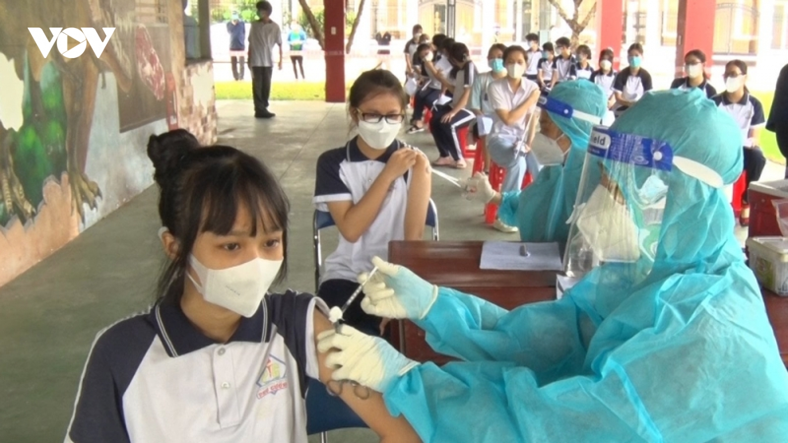 Bình Dương tiêm vaccine phòng COVID-19 cho 39.400 học sinh khối lớp 8 và lớp 9