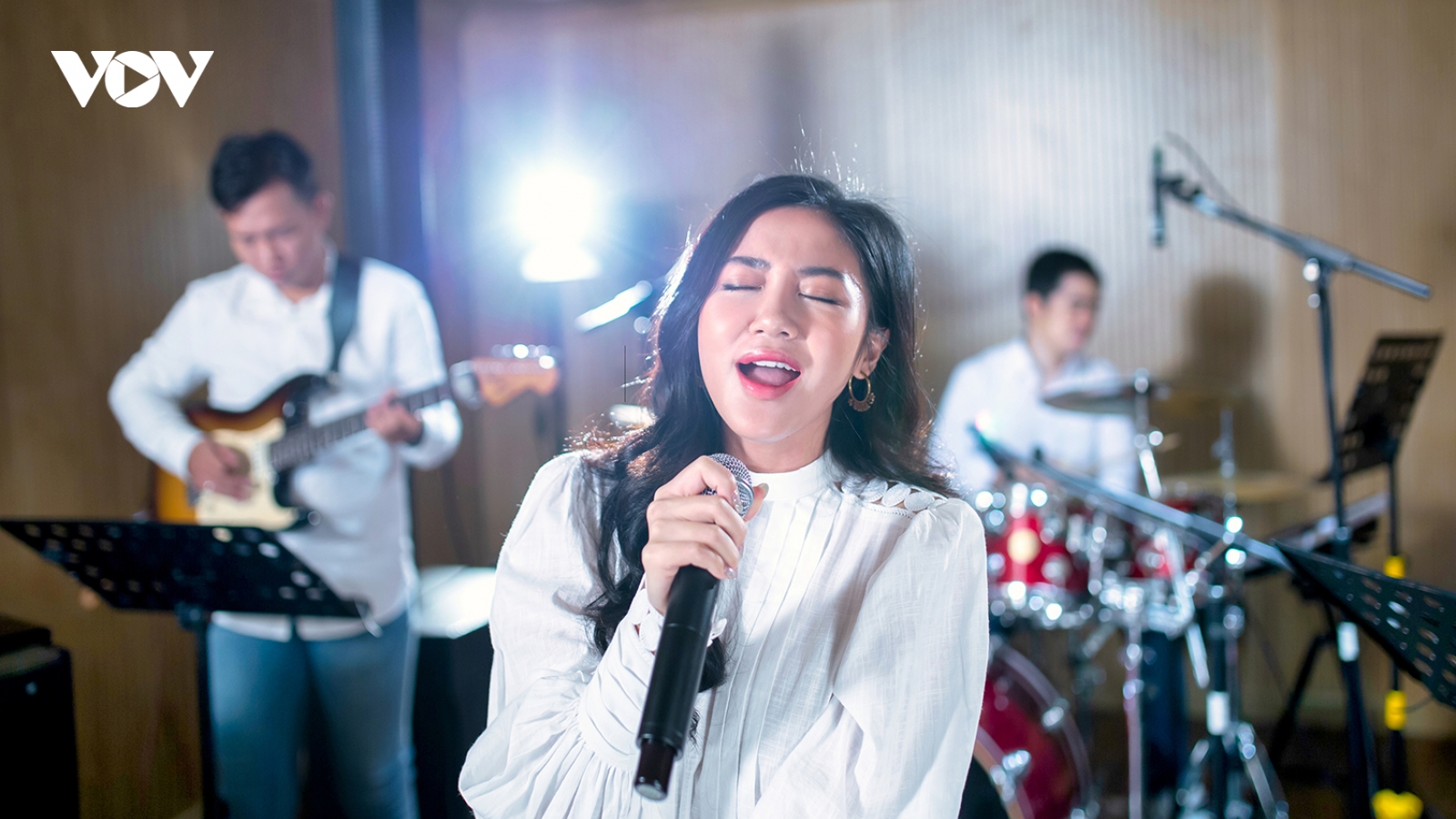 Văn Mai Hương kể về thời học sinh nghịch ngợm với MV “Tách trà thanh xuân"