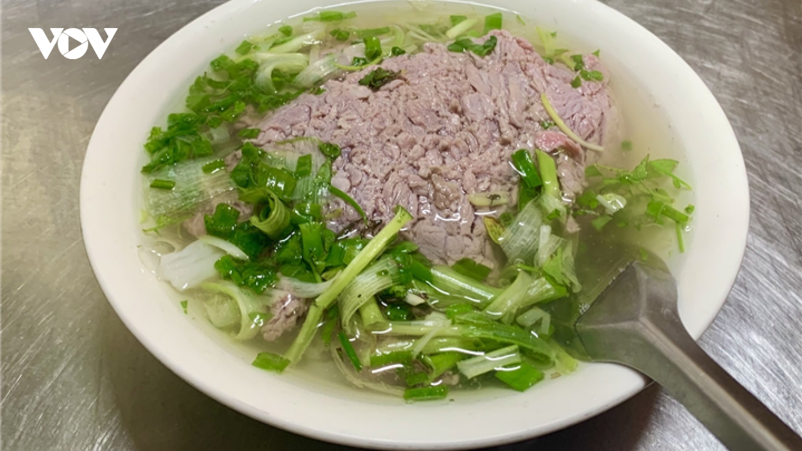 Một bát phở 'còng lưng' gánh cùng lúc giá gas, giá rau xanh, giá xăng tăng vọt