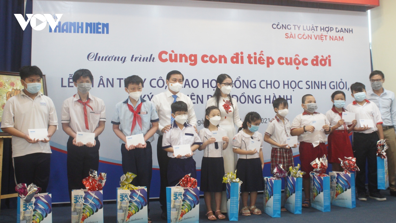 Thêm nhiều học sinh mồ côi vì COVID-19 nhận được học bổng