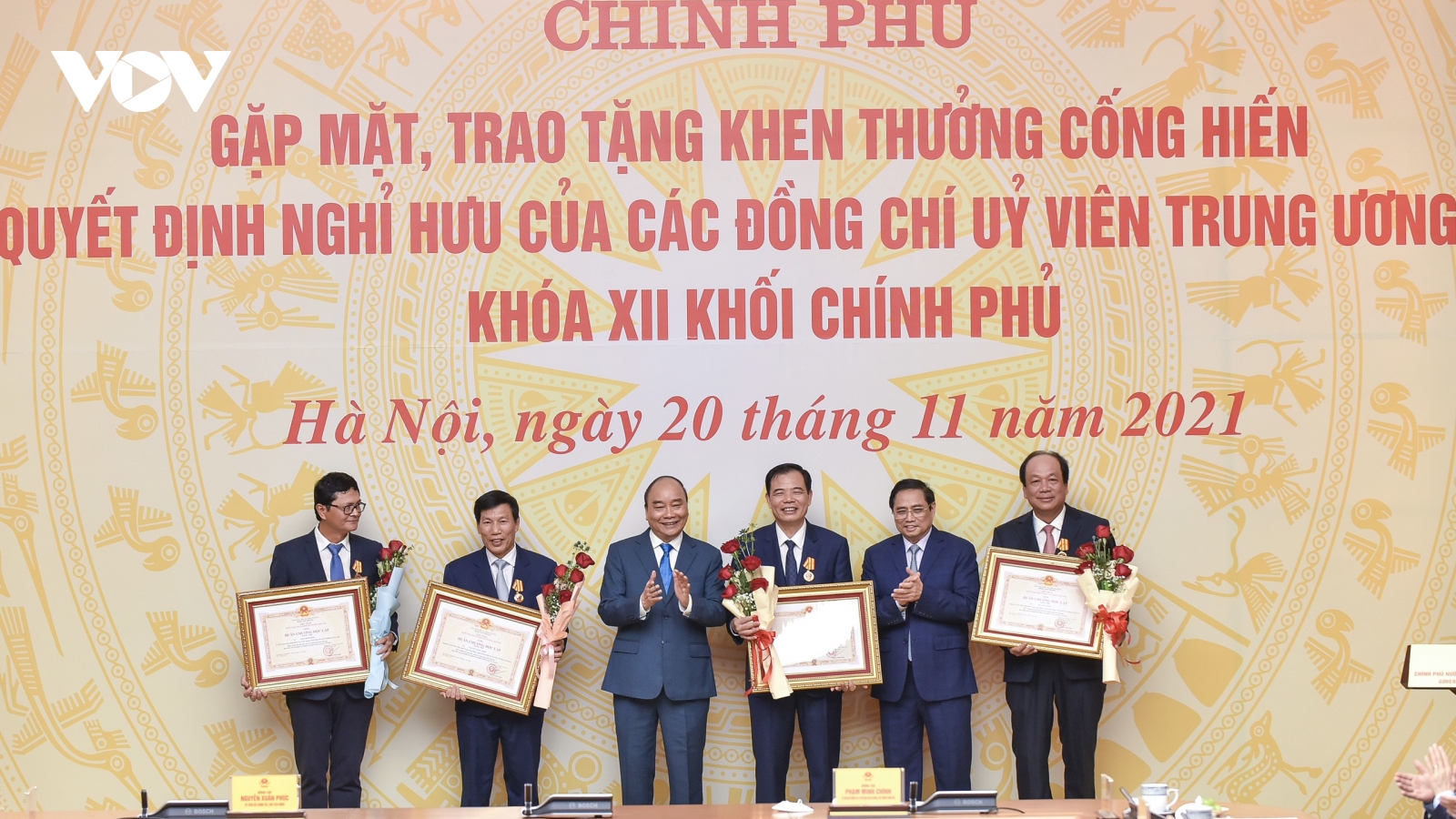 Trao quyết định khen thưởng, nghỉ hưu cho một số thành viên Chính phủ nhiệm kỳ 2016-2021