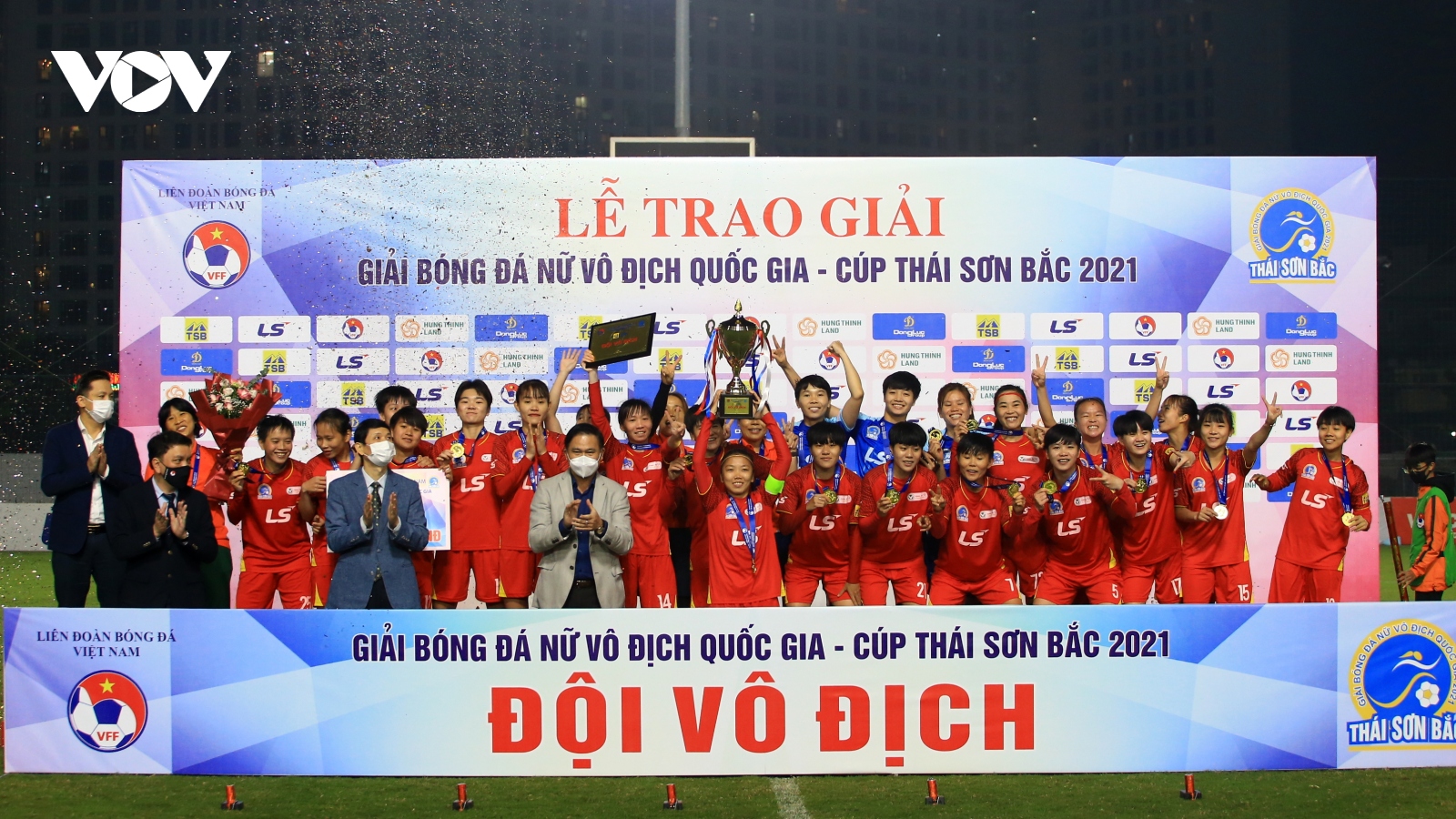 HLV Hàn Quốc nhận thẻ đỏ, Hà Nội ngậm ngùi nhìn TP.HCM đăng quang giải bóng đá nữ VĐQG