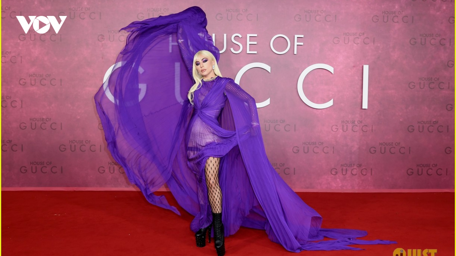 Lady Gaga tạo hình khác lạ, thể hiện màn tung váy ấn tượng tại buổi công chiếu phim