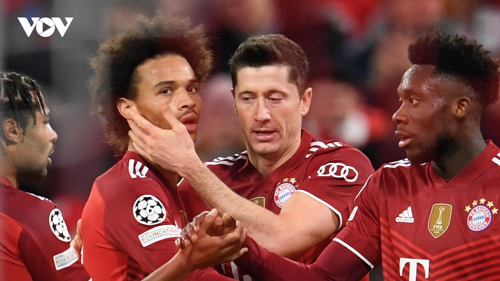 Lewandowski lập hat-trick, Bayern Munich thẳng tiến vòng 1/8 Champions League