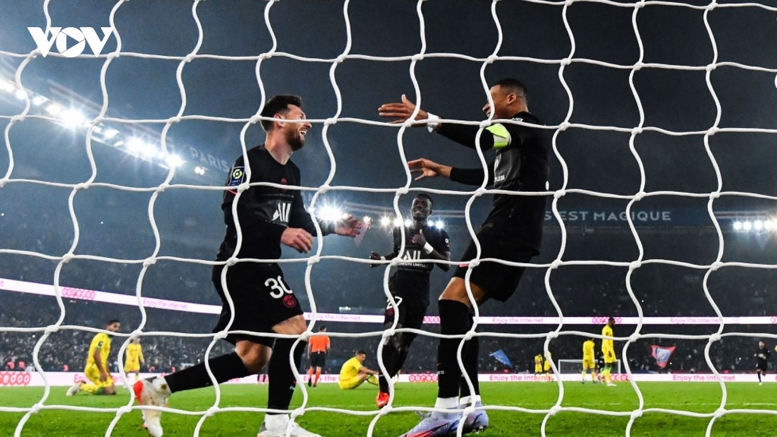 Messi lần đầu ghi bàn tại Ligue 1, PSG thắng Nantes trong thế thiếu người