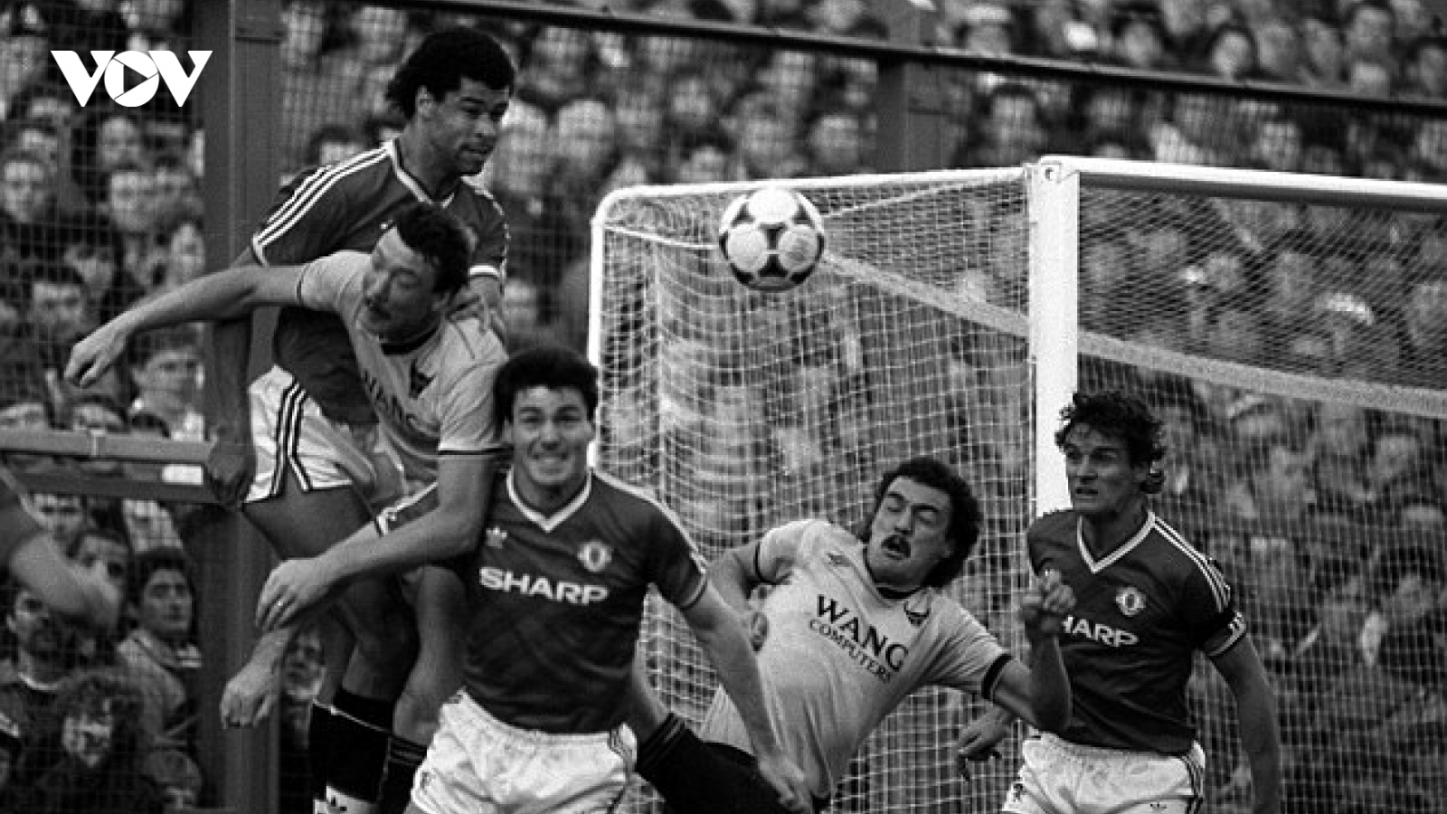 Ngày này năm xưa: Sir Alex Ferguson chính thức ra mắt MU