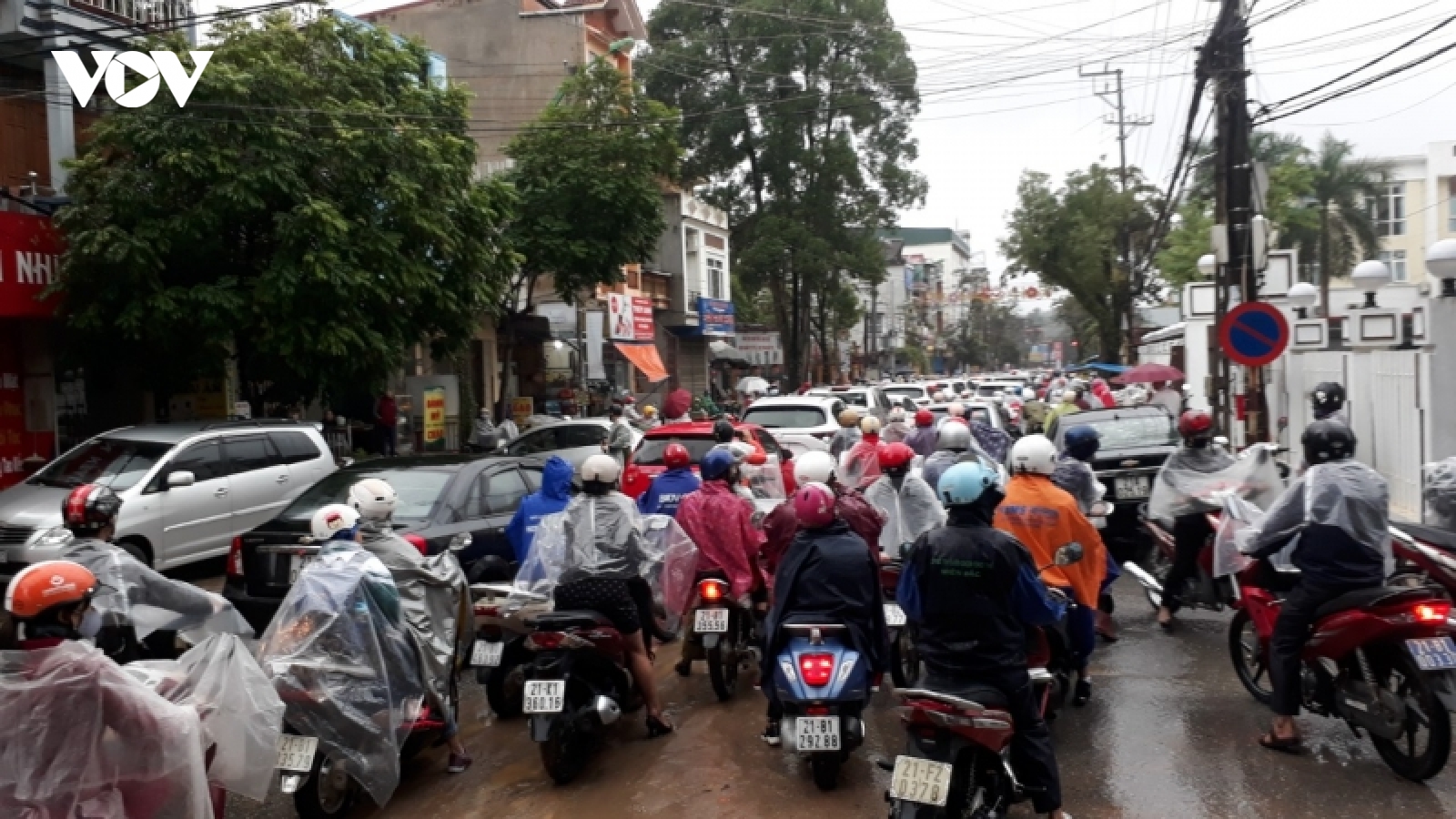 Mưa to khiến nhiều tuyến đường ở Yên Bái bị ngập sâu
