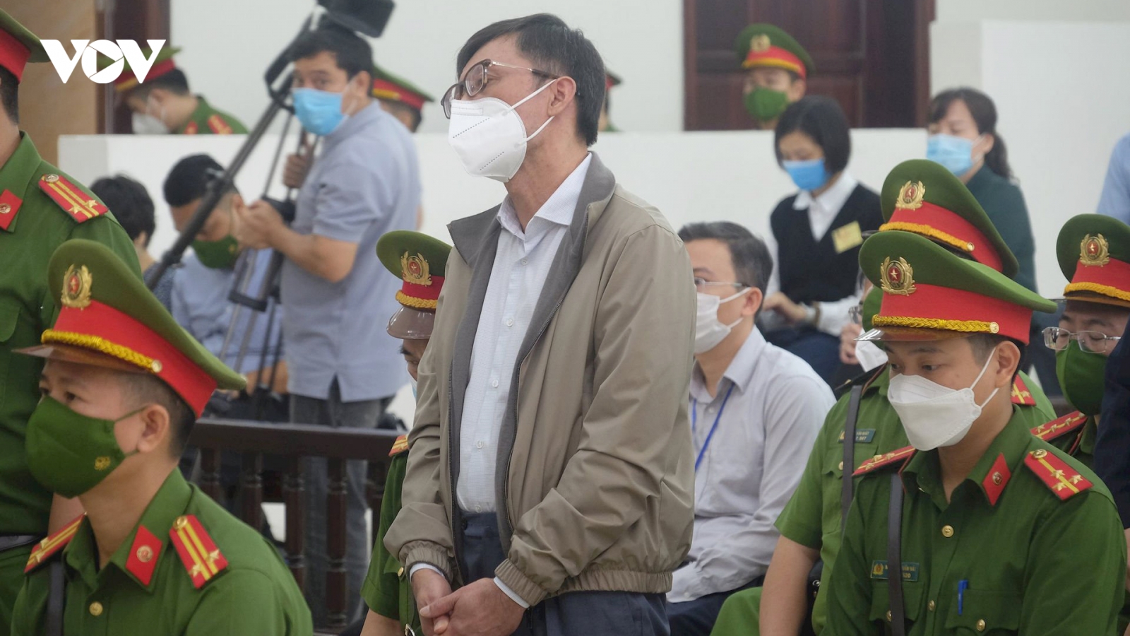 Ông Nguyễn Duy Linh nằm viện 2 tháng trước khi hầu tòa, luật sư đề nghị hoãn phiên xử