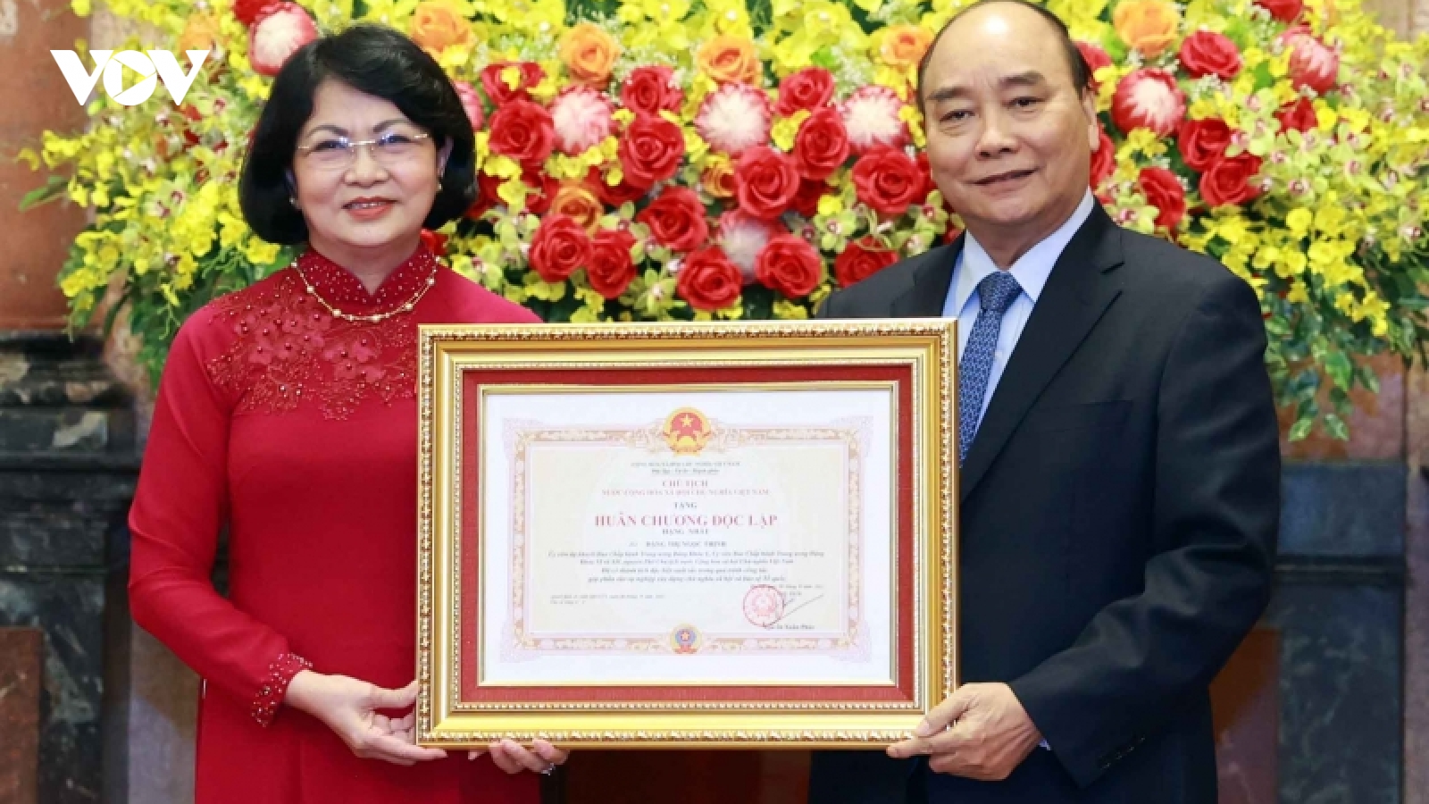 Chủ tịch nước trao Huân chương Độc lập hạng Nhất cho nguyên PCT nước Đặng Thị Ngọc Thịnh