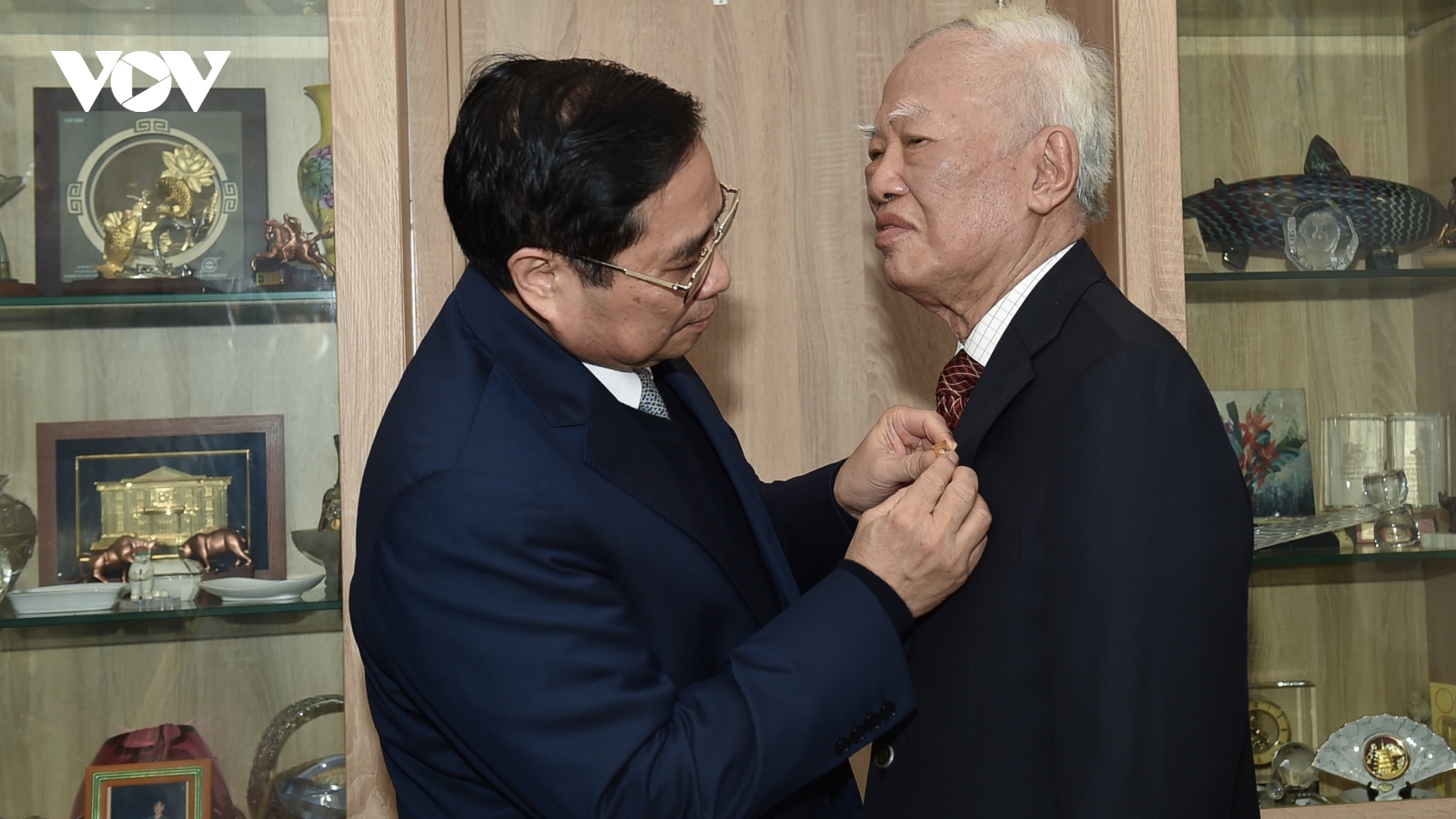 Thủ tướng trao Huy hiệu 60 năm tuổi Đảng cho ông Vũ Khoan