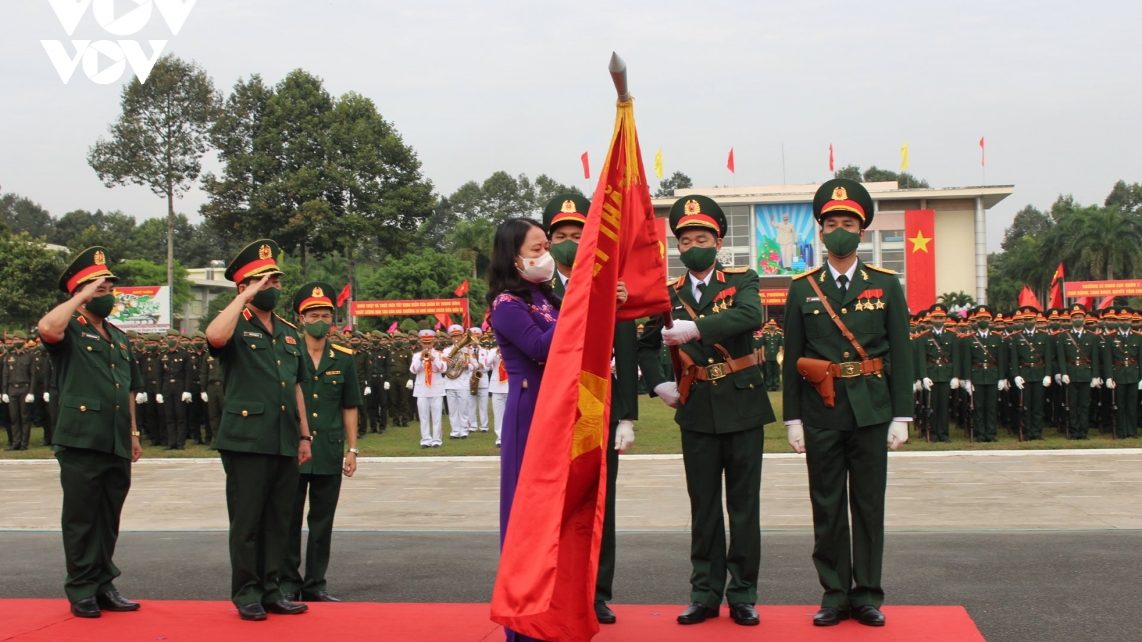 Phó Chủ tịch nước Võ Thị Ánh Xuân trao Huân chương cho Trường Sỹ quan Lục quân 2