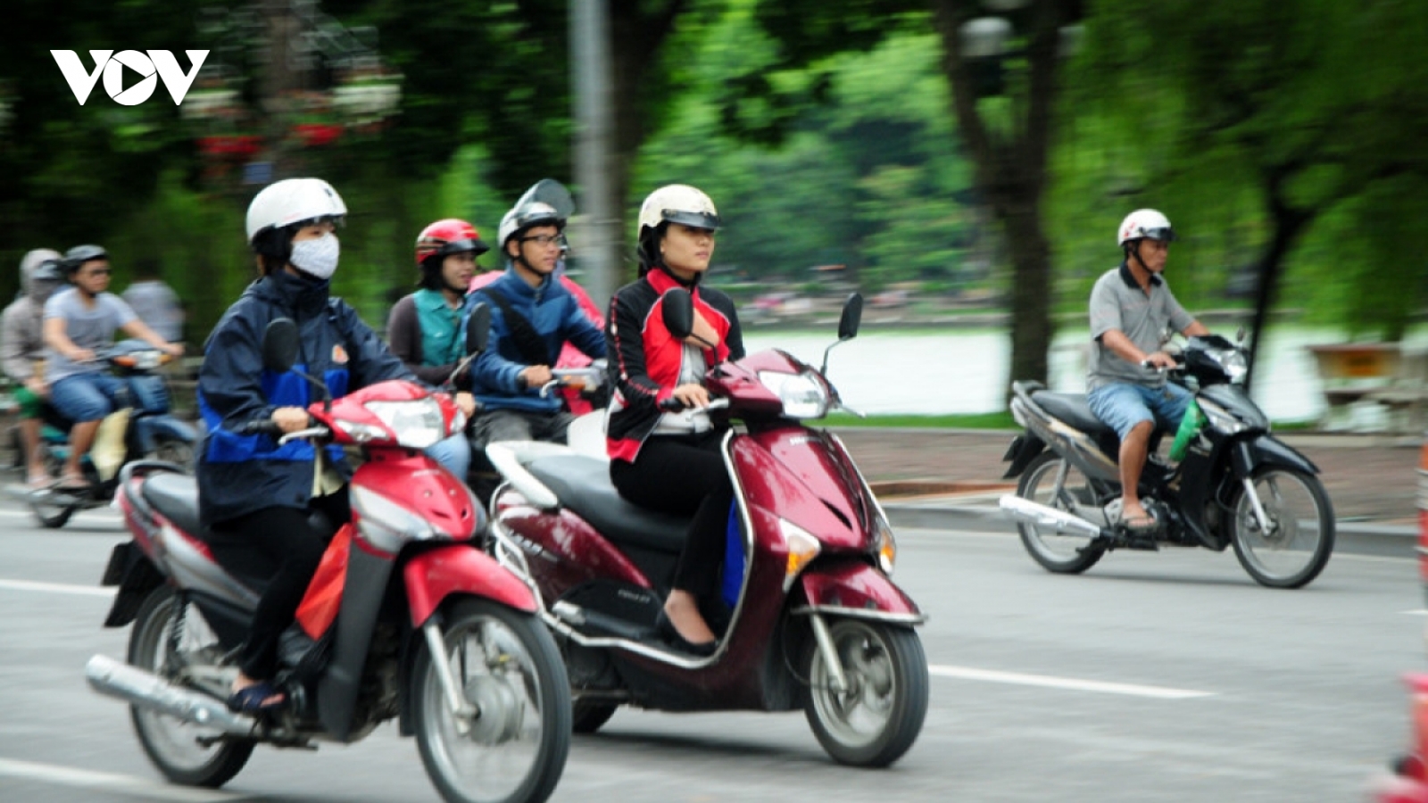 Thời tiết hôm nay (15/11): Bắc Bộ sáng và đêm trời rét, Nam Bộ mưa rào và dông rải rác