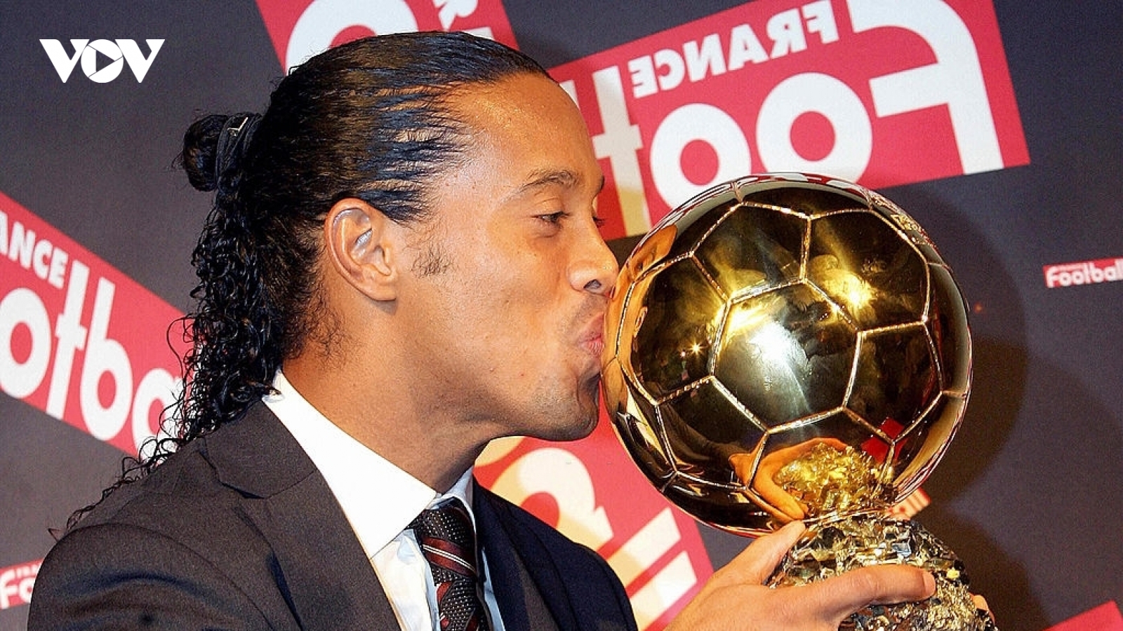 Ngày này năm xưa: Ronaldinho giành Quả bóng Vàng