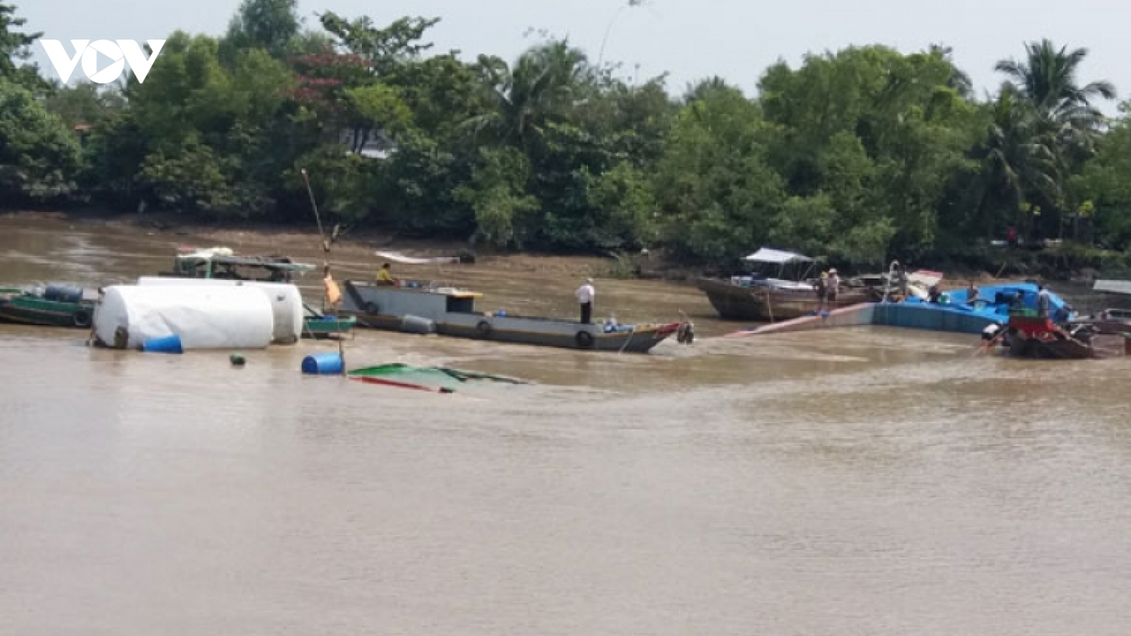 Tiền Giang: Khẩn trương trục vớt tàu chìm trên kênh Chợ Gạo