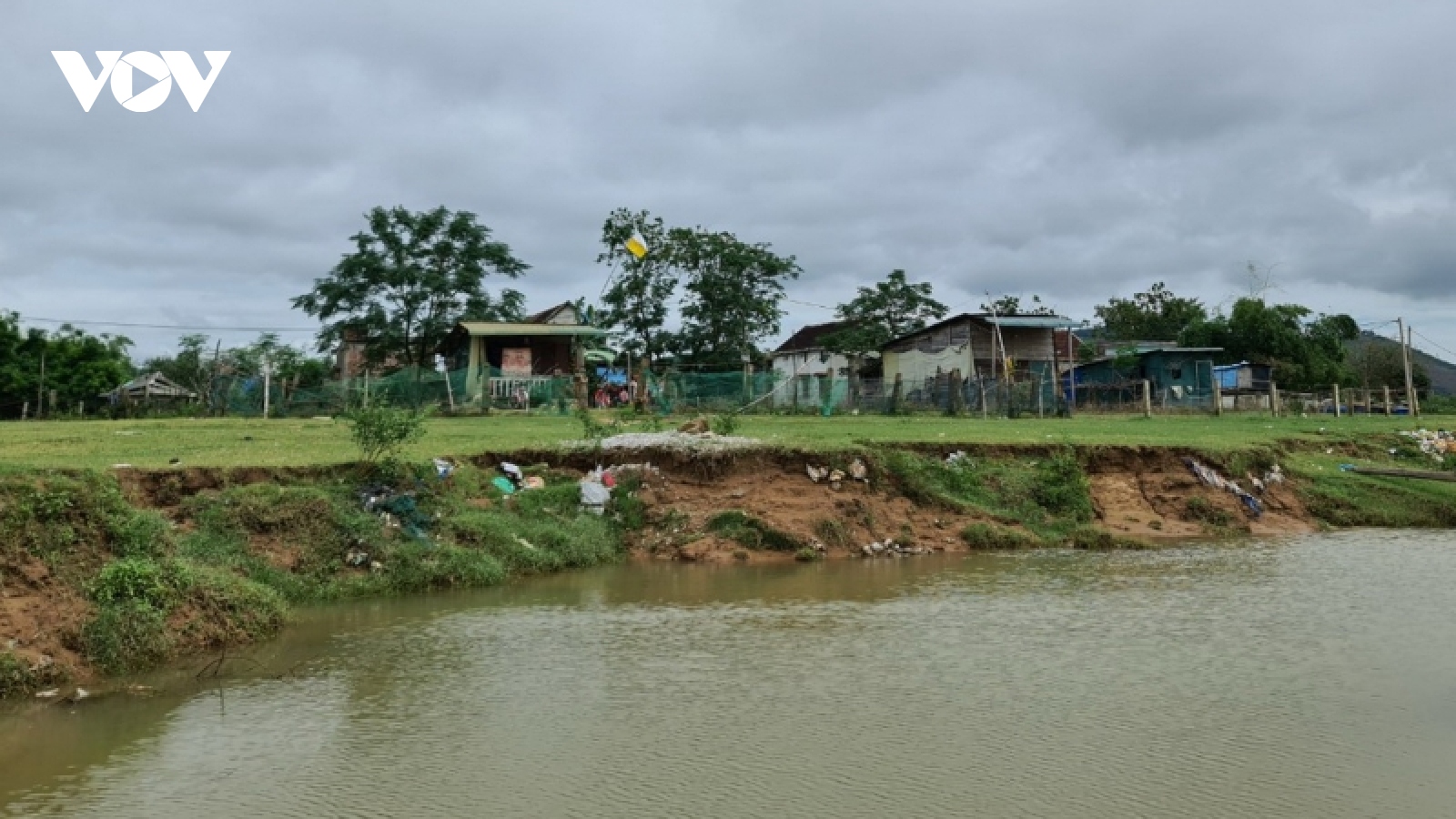 Sau mưa lũ, bờ sông Gianh sạt lở nặng, ảnh hưởng đời sống hàng ngàn người
