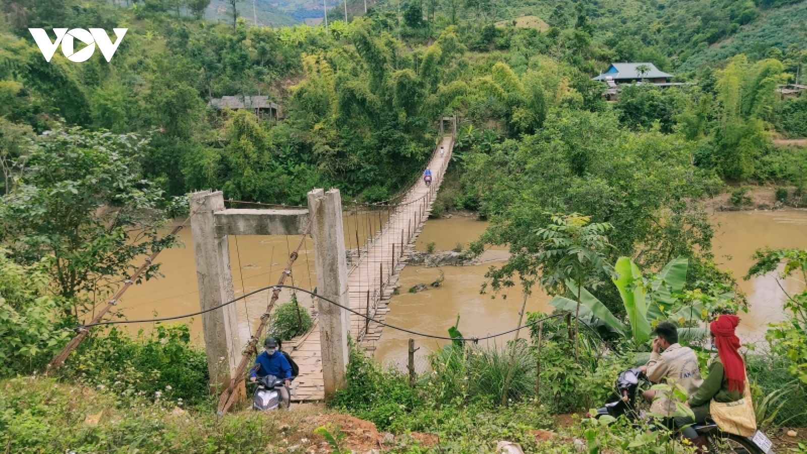 Nhiều năm đi bằng cầu tạm, người dân Bó Sinh mong có cầu cứng qua dòng sông Mã