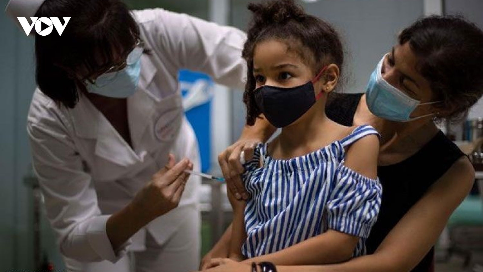 Tiêm vaccine COVID-19 nhắc lại cho trẻ em: Các chuyên gia nói gì?