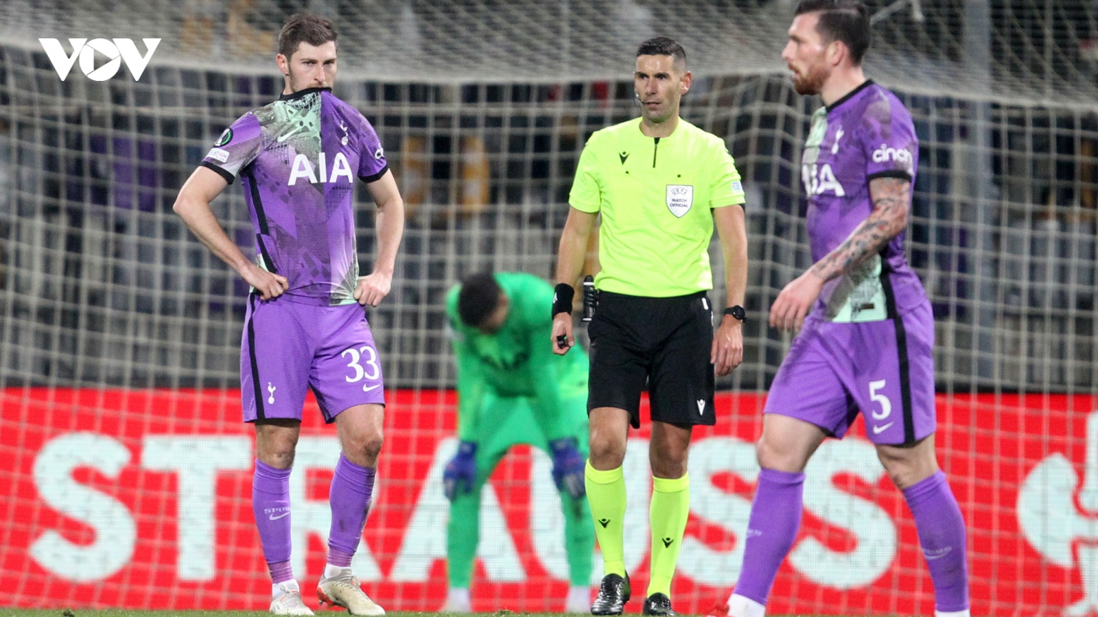 Conference League: Tottenham thua sốc, AS Roma giành vé đi tiếp