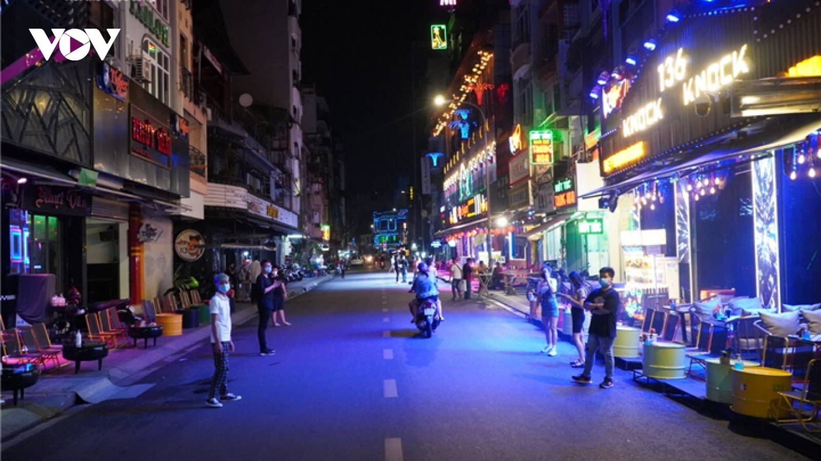 Ngày đầu mở cửa trở lại, quán bar ở TP.HCM chỉ lác đác vài khách