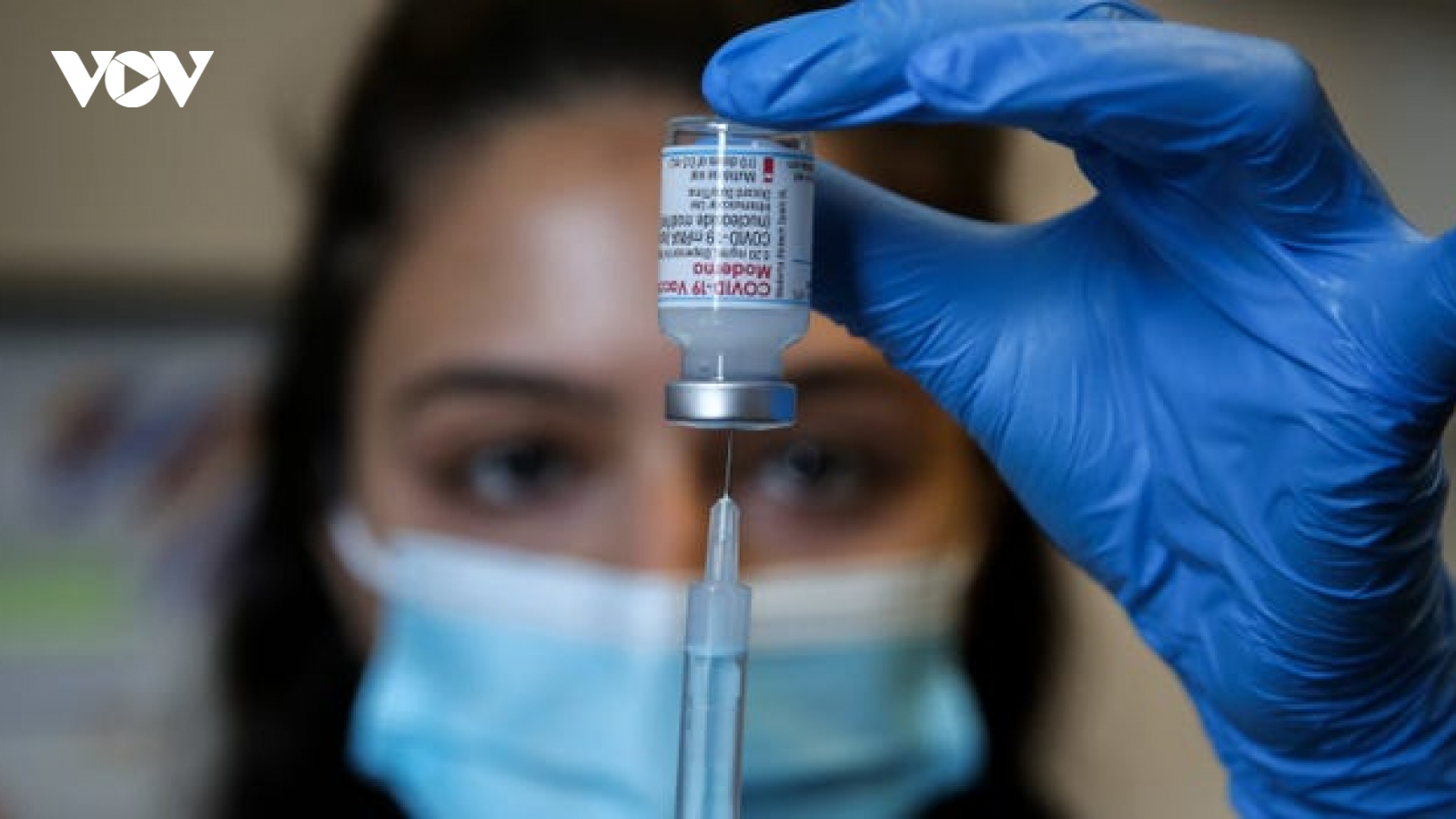 Omicron mở ra cuộc đua mới giữa các hãng sản xuất vaccine và thuốc điều trị Covid-19