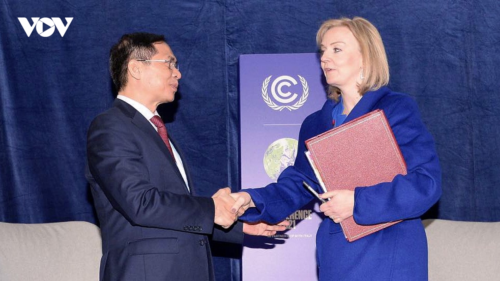 Bộ trưởng Ngoại giao Bùi Thanh Sơn gặp Bộ trưởng Ngoại giao và Phát triển Anh Liz Truss
