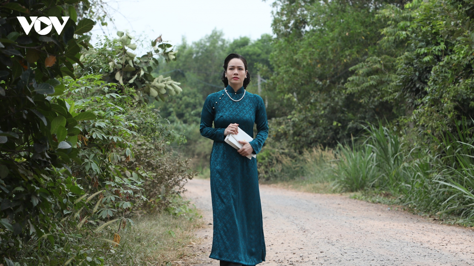Nhật Kim Anh tự may trang phục, Thân Thúy Hà tận dụng áo dài cũ khi đóng “Lưới trời”