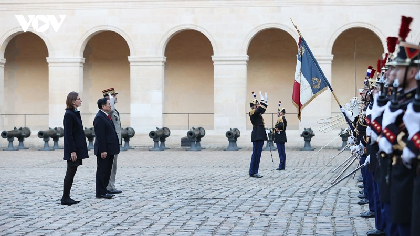 Lễ đón chính thức Thủ tướng Chính phủ Phạm Minh Chính thăm Cộng hòa Pháp