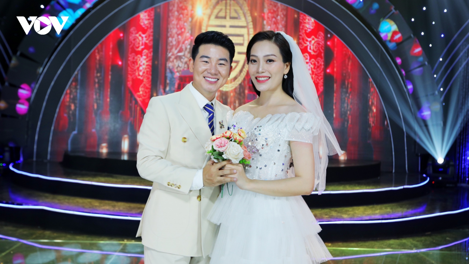 Sao Mai Huyền Trang diện đồ cưới dễ thương bên cạnh Việt Tú